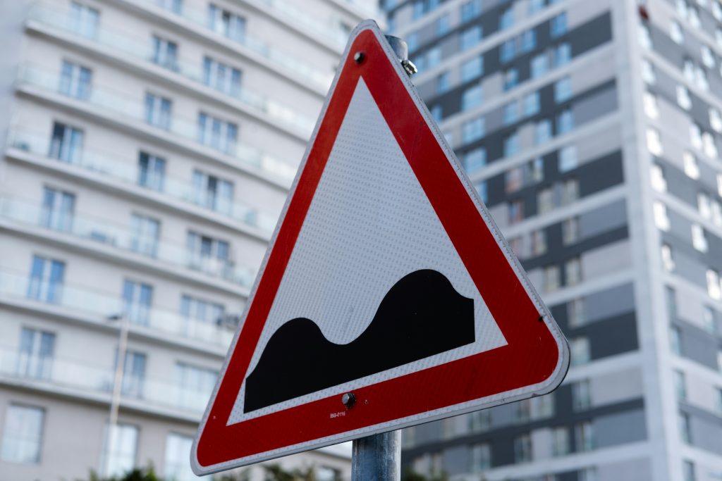 The Regulations and Exceptions of Road Signs Tourists Should Know in Portugal